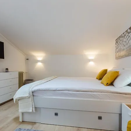 Kuki With Balcony Lägenhet