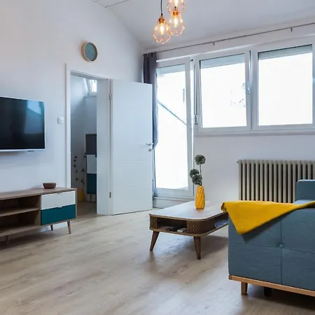 Kuki With Balcony Apartment