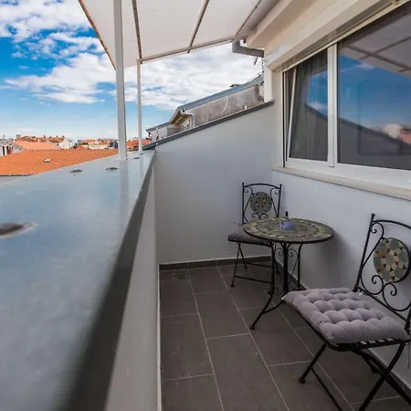 Kuki With Balcony 아파트