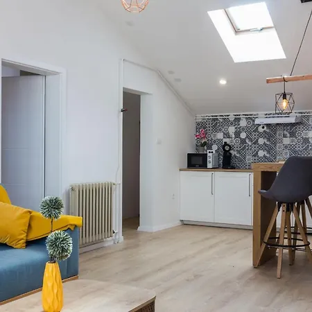 Kuki With Balcony Ζαντάρ